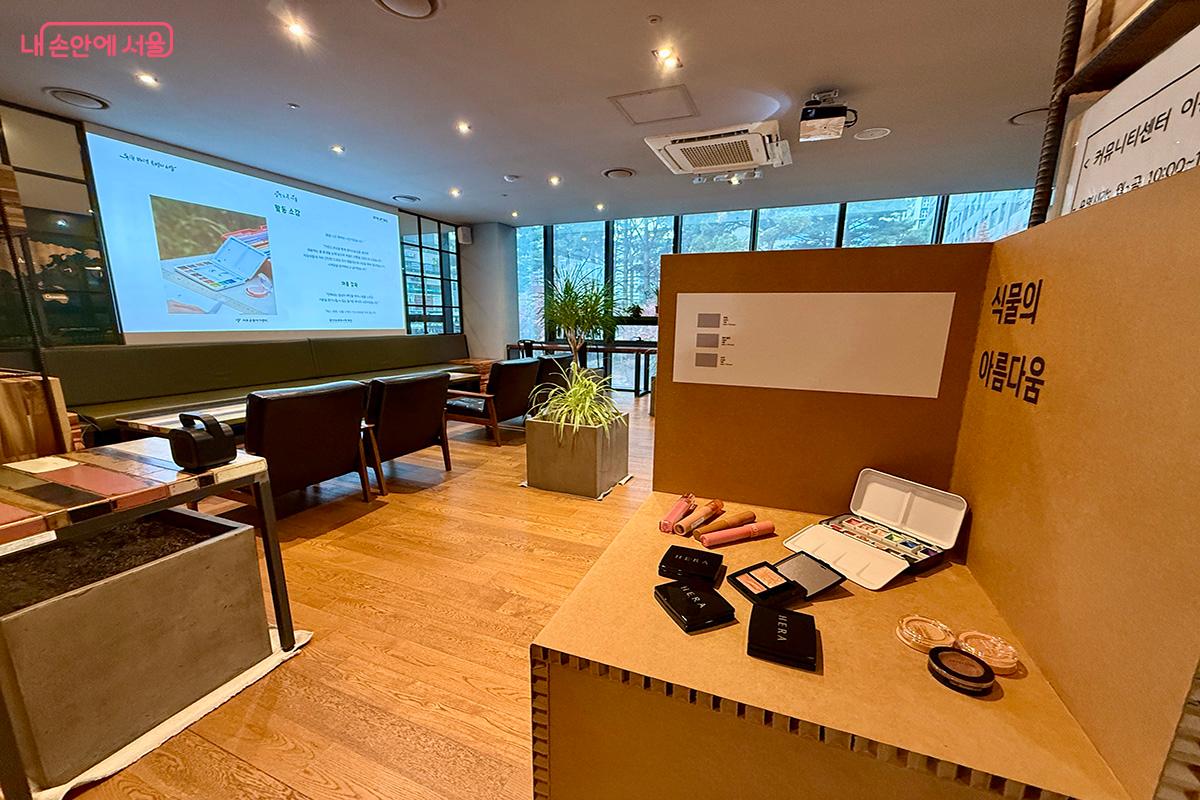 27명의 시민 작가가 그린 50점의 작품을 원화와 디지털로 전시했다. ©김미정