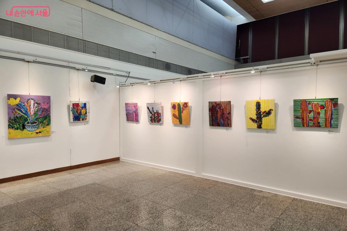 전시에는 발달장애 청년예술가 16명이 참여해 각자의 시선과 감성을 담은 작품을 선보인다. &copy;윤혜숙