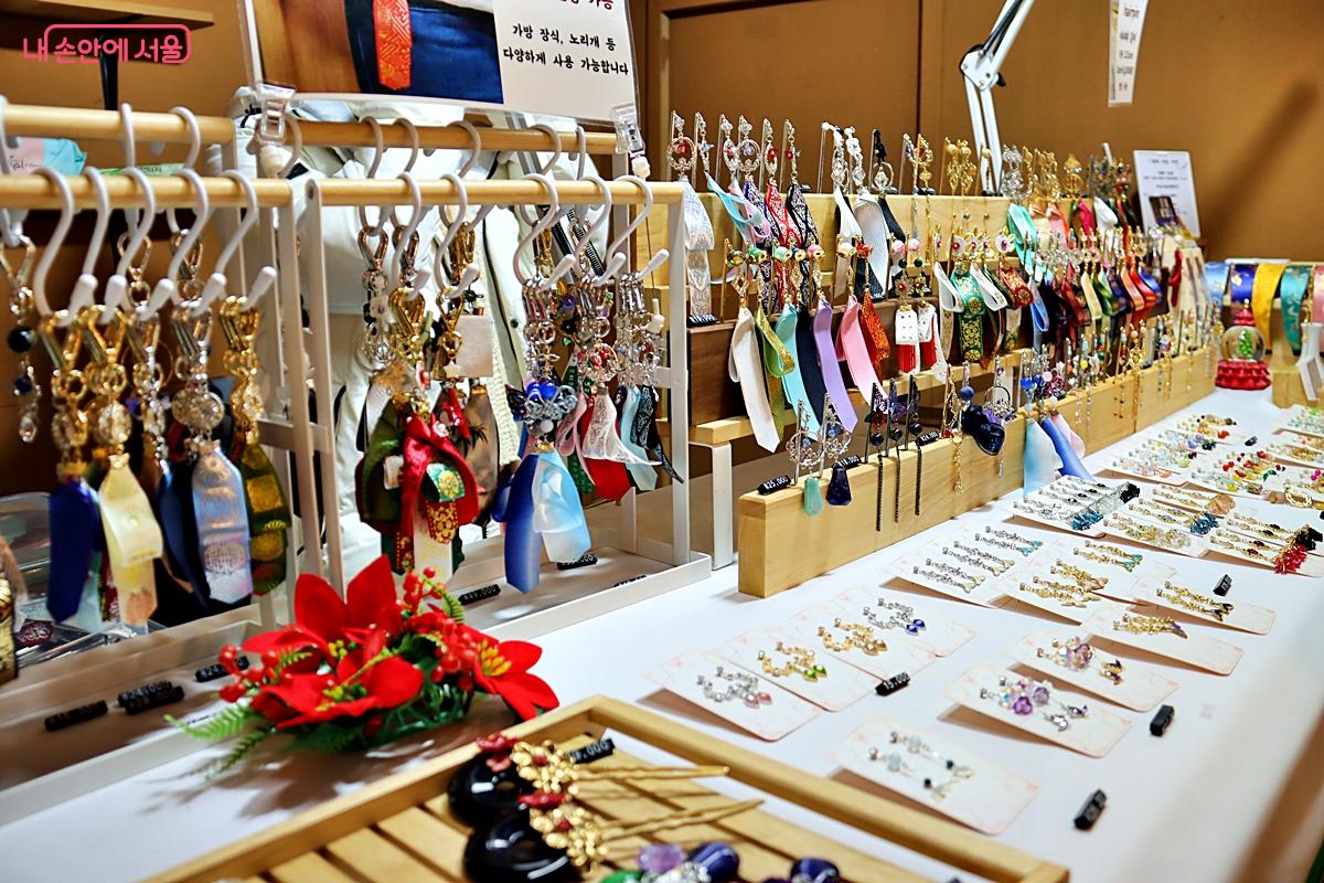 각종 댕기 키링이 눈길을 사로 잡고 있다. &copy;정향선