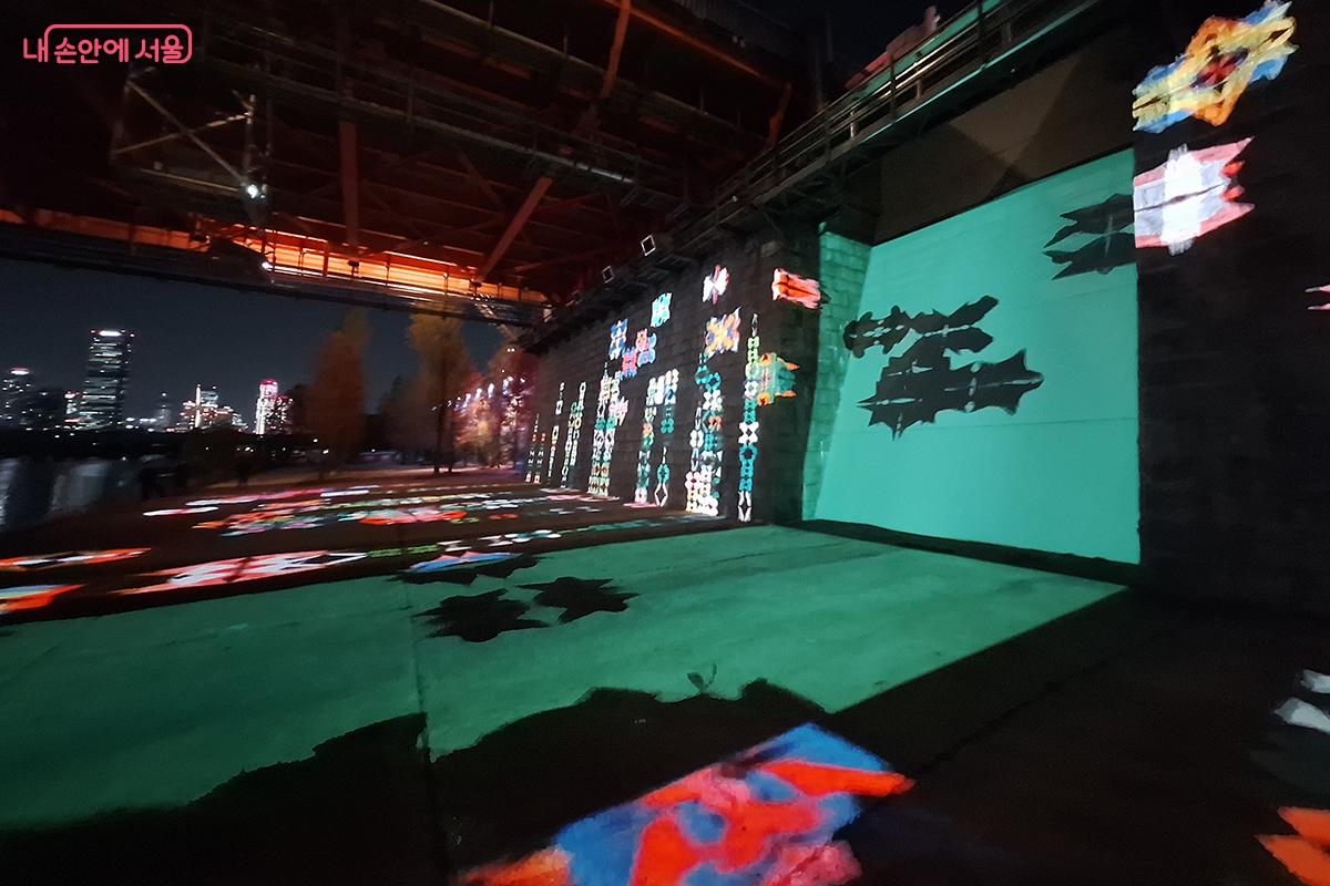 ‘코드로 짜인 풍경: 서울’은 도시화, 문명화를 이룬 서울을 추상적 시각에서 재정의한다. ©정향선