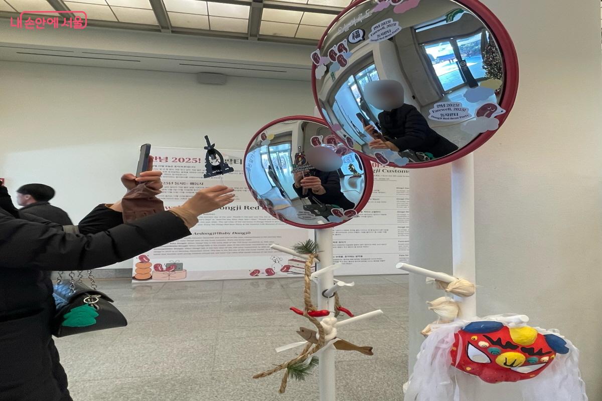 액운을 퇴치하는 소품과 사진을 찍는 포토존 &copy;이정민