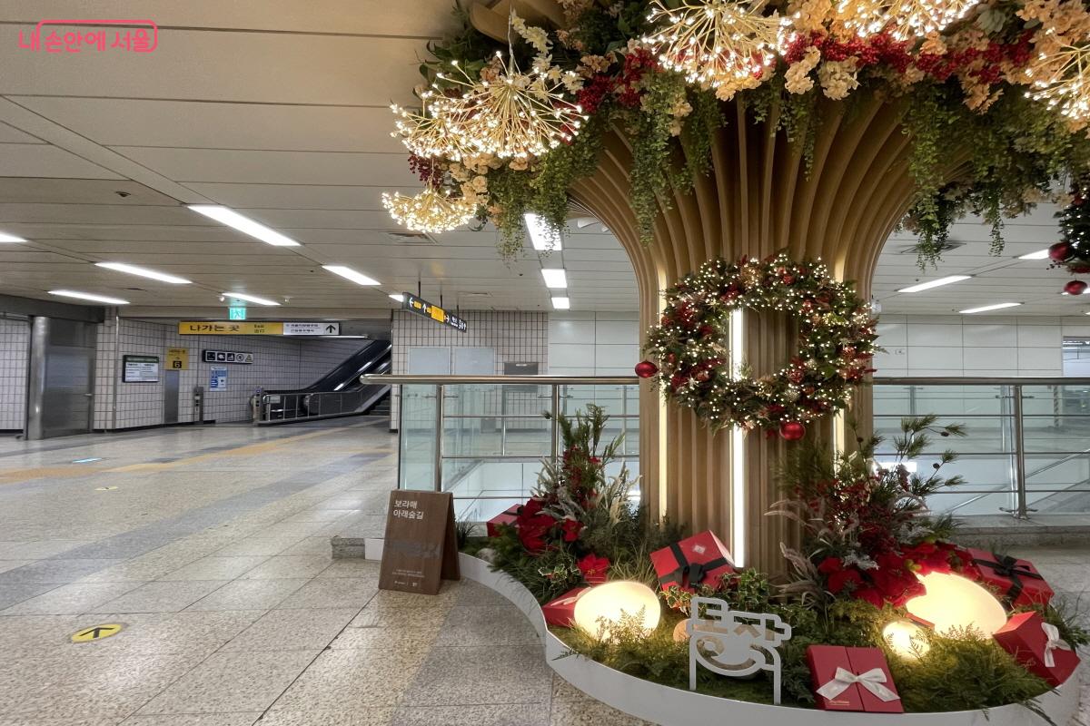 7호선 보라매역 지하 1층에 조성된 &lsquo;서울 아래숲길&rsquo; &copy;이정민