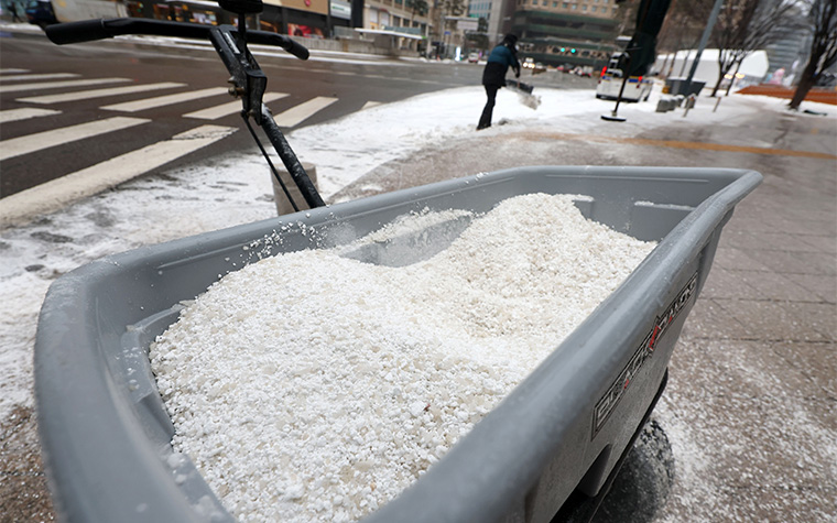 빙판길 녹이는 하얀 가루, 염화칼슘은 어떻게 태어났을까?