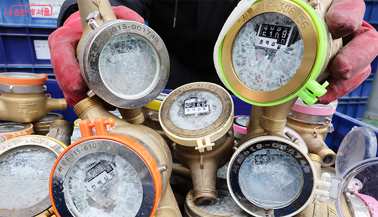 강추위로 동파된 계량기