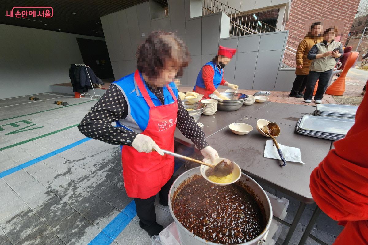 관악구 내 중식당 대표들이 결성한 관악구중화요리봉사회가 짜장면을 대접하는 봉사를 진행하고 있다. &copy;윤혜숙