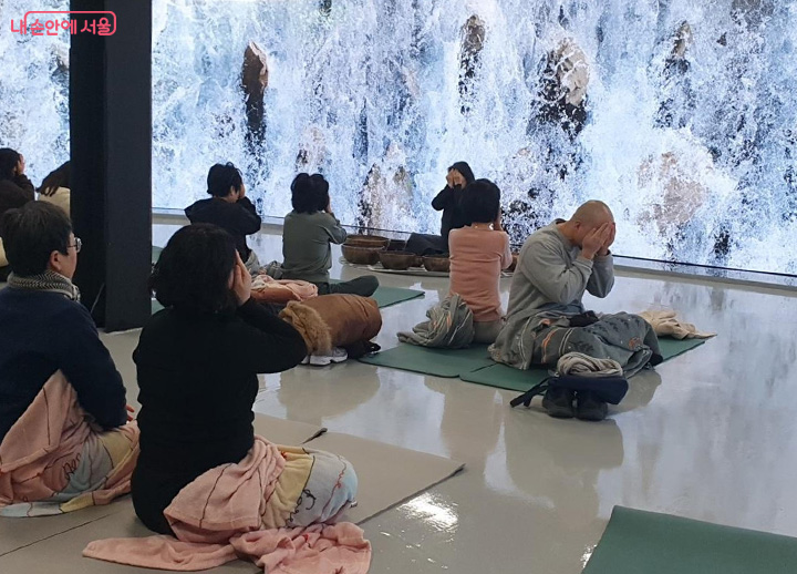 싱잉볼 프로그램이 진행되는 내내 미디어 영상을 통해 마치 자연 속에 와 있는 듯했다. &copy;엄윤주