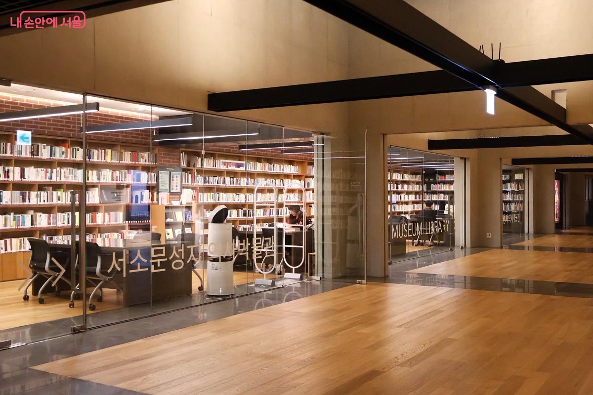 서소문성지 역사박물관 내 도서관은 1만 권정도의 장서를 보유한 역사, 예술&middot;문화 분야의 특화 도서관이다. &copy;이봉덕