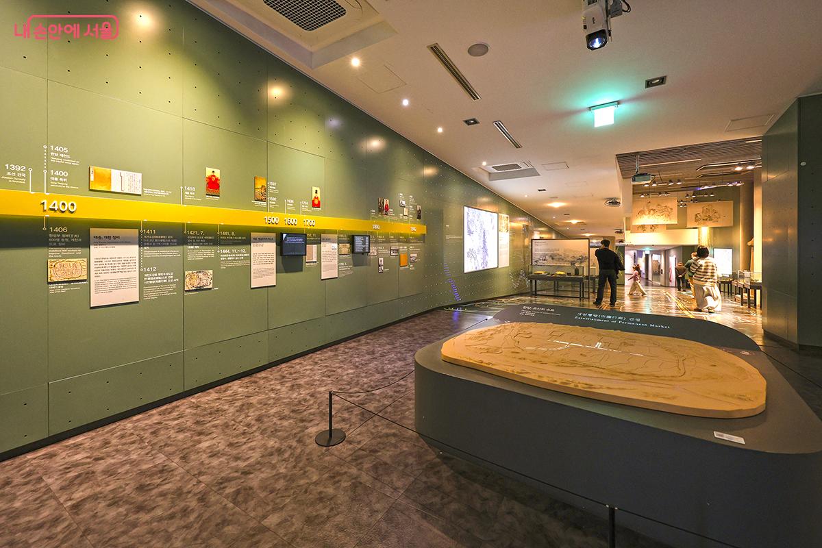 경사진 슬로프를 따라 전시를 관람하며 자연스럽게 1층으로 이동한다 ©김주연