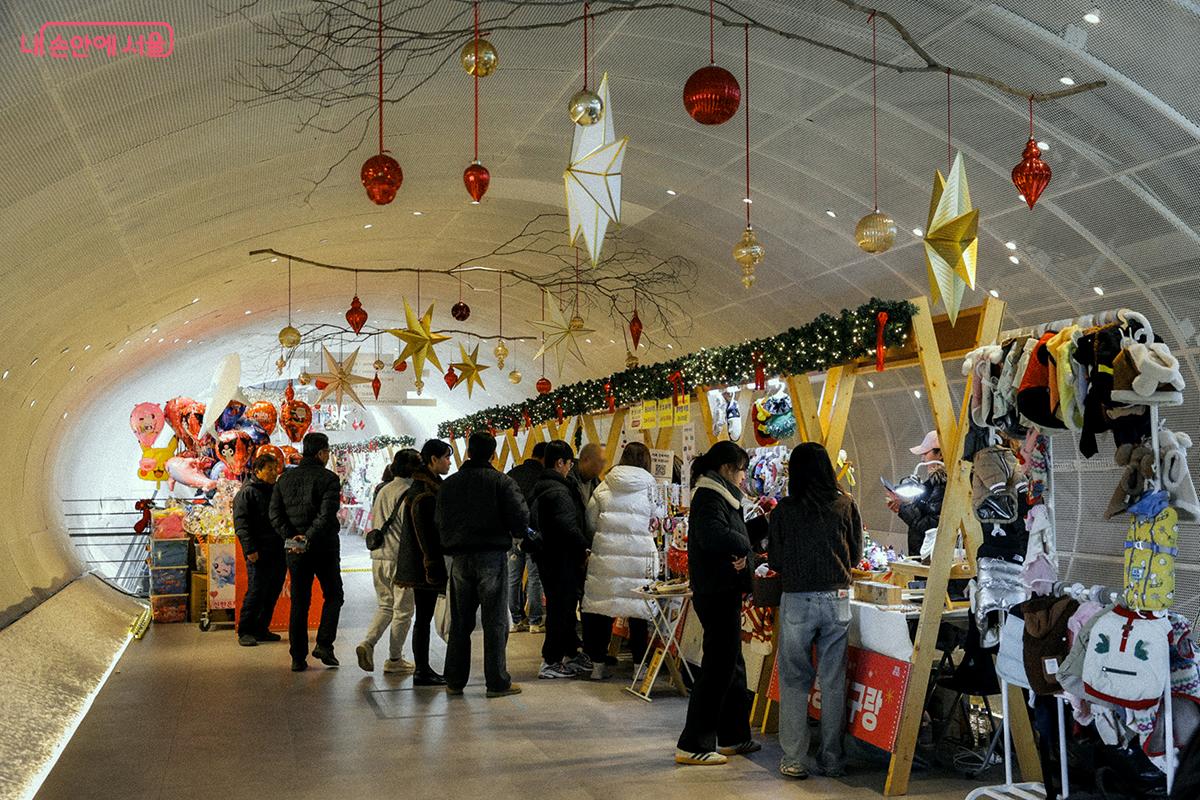 마켓존에는 크리스마스 소품 등을 판매하는 40여 개의 상점이 들어섰다. &copy;김아름