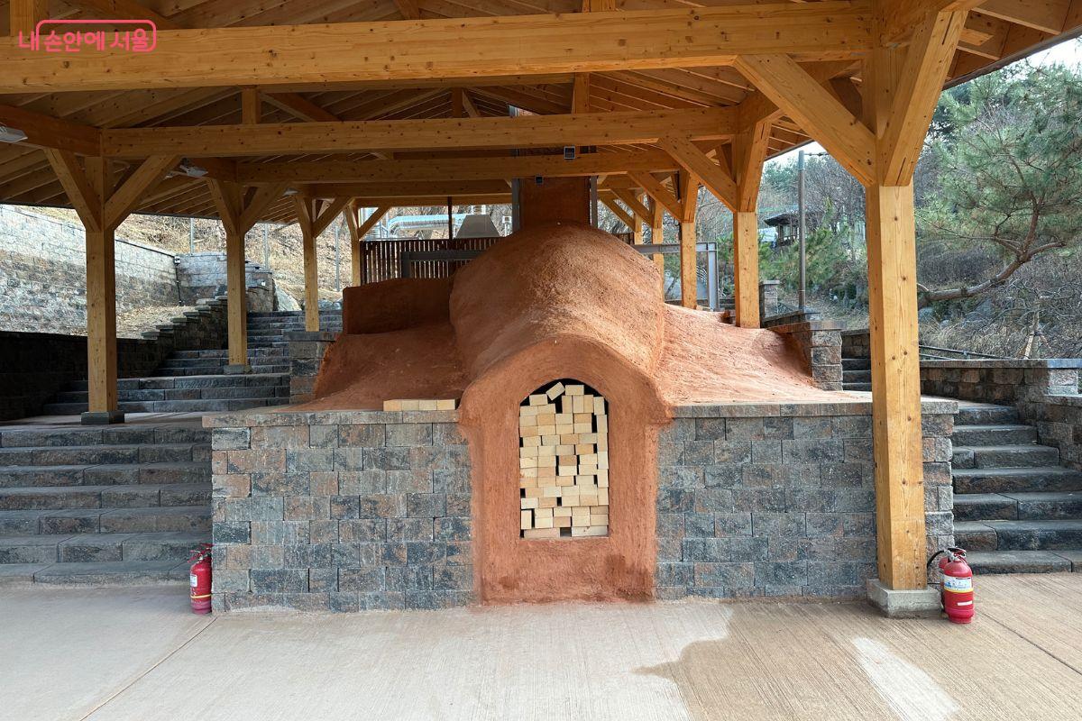 도심 속에서 대형 가마를 접할 수 있다. &copy;김재형