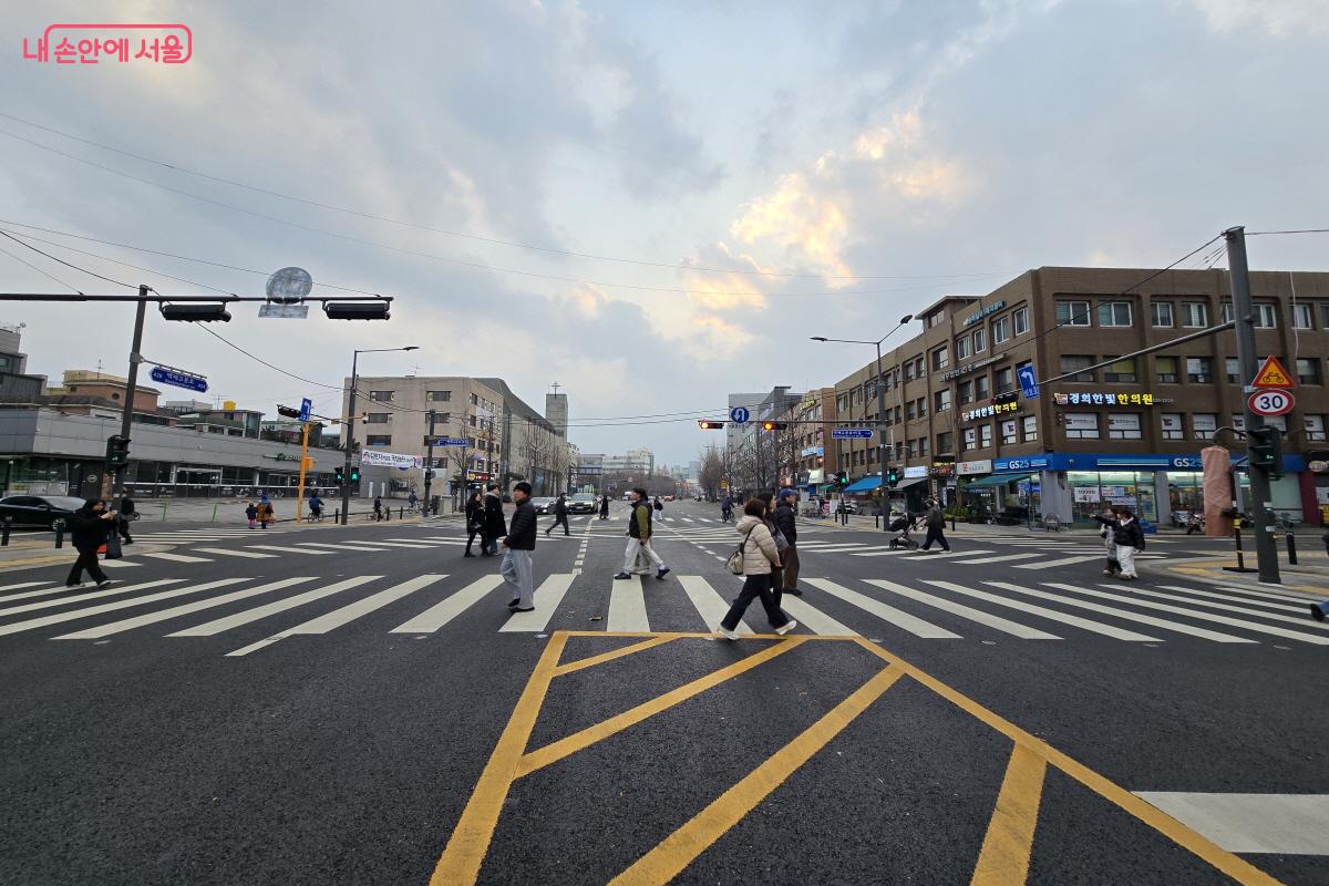 송파초등학교 앞 사거리에 대각선 횡단보도가 설치됐다. ©조수연