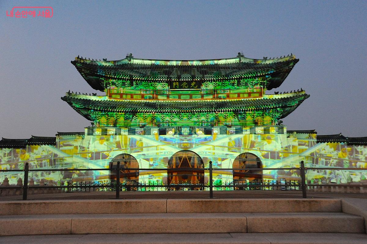 현대 도시의 감성을 빛으로 노래한 더그 에이트킨의 <SONG 1> &copy;조수봉