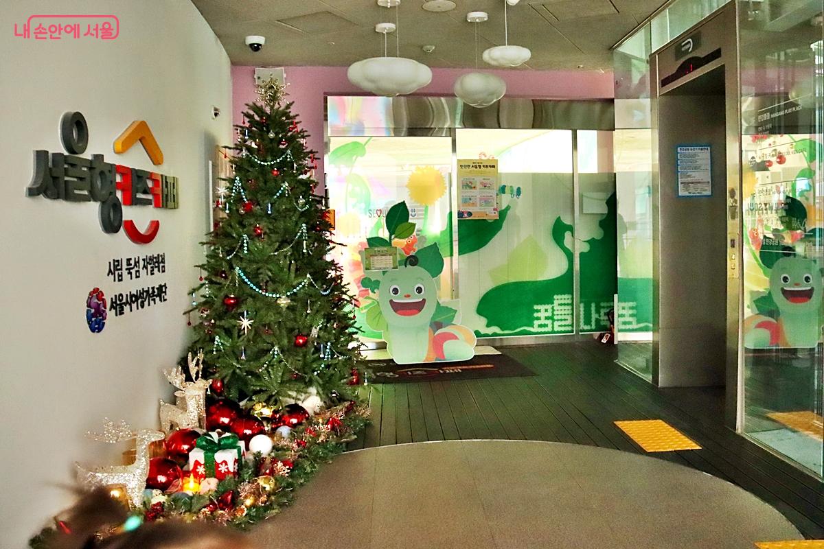 2층은 서울형 키즈카페 뚝섬 자벌레점으로 안전성과 공공성을 갖춘 놀이공간이다.