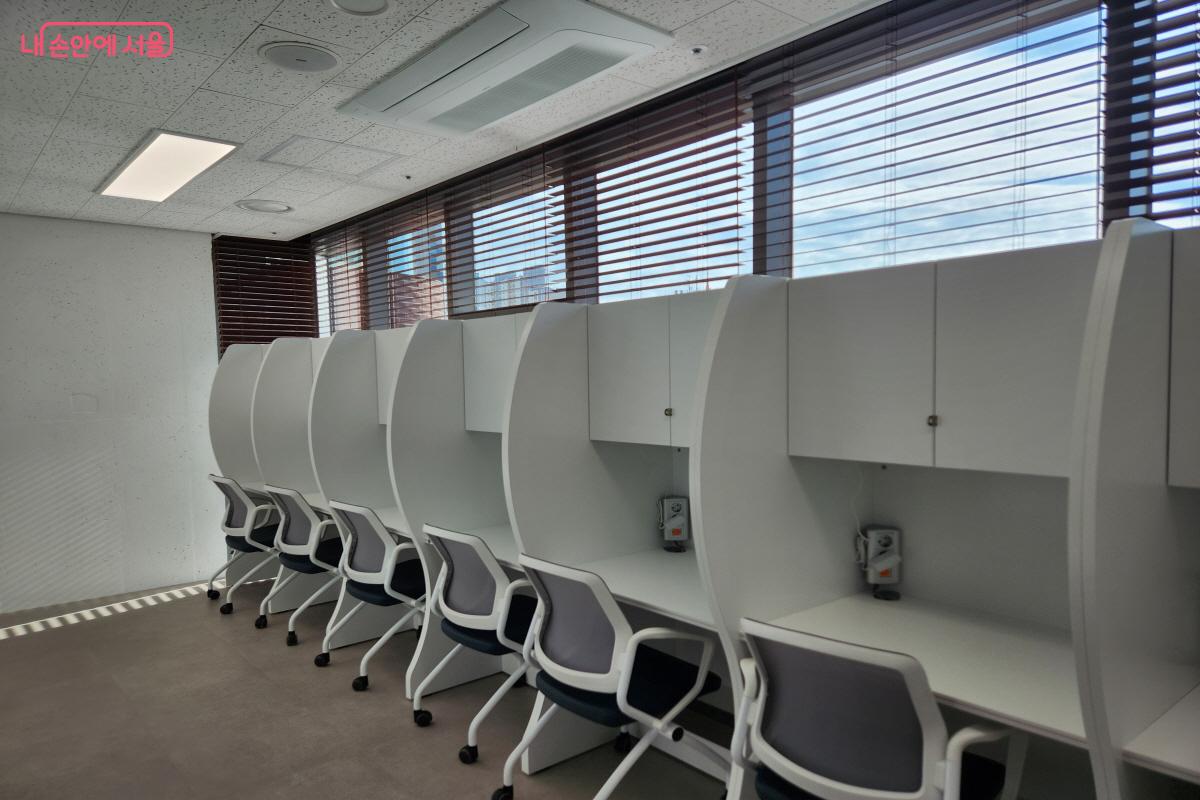 강감찬관악종합사회복지관에 마련된 1인 책상은 독서실을 연상케 한다. &copy;윤혜숙