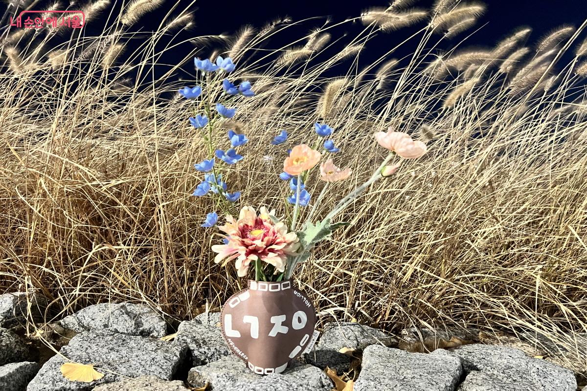 버스를 기다리며 야외에서 한 컷. 어디 둬도 예쁠 공예 화병을 완성됐다. &copy;박지영 