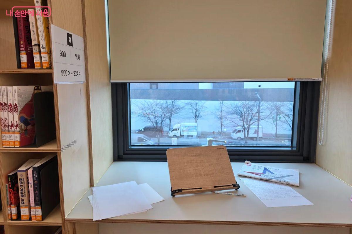 창문 앞에 마련된 공간은 날씨에 따라 분위기가 바뀌어 감성 가득한 독서를 할 수 있다.