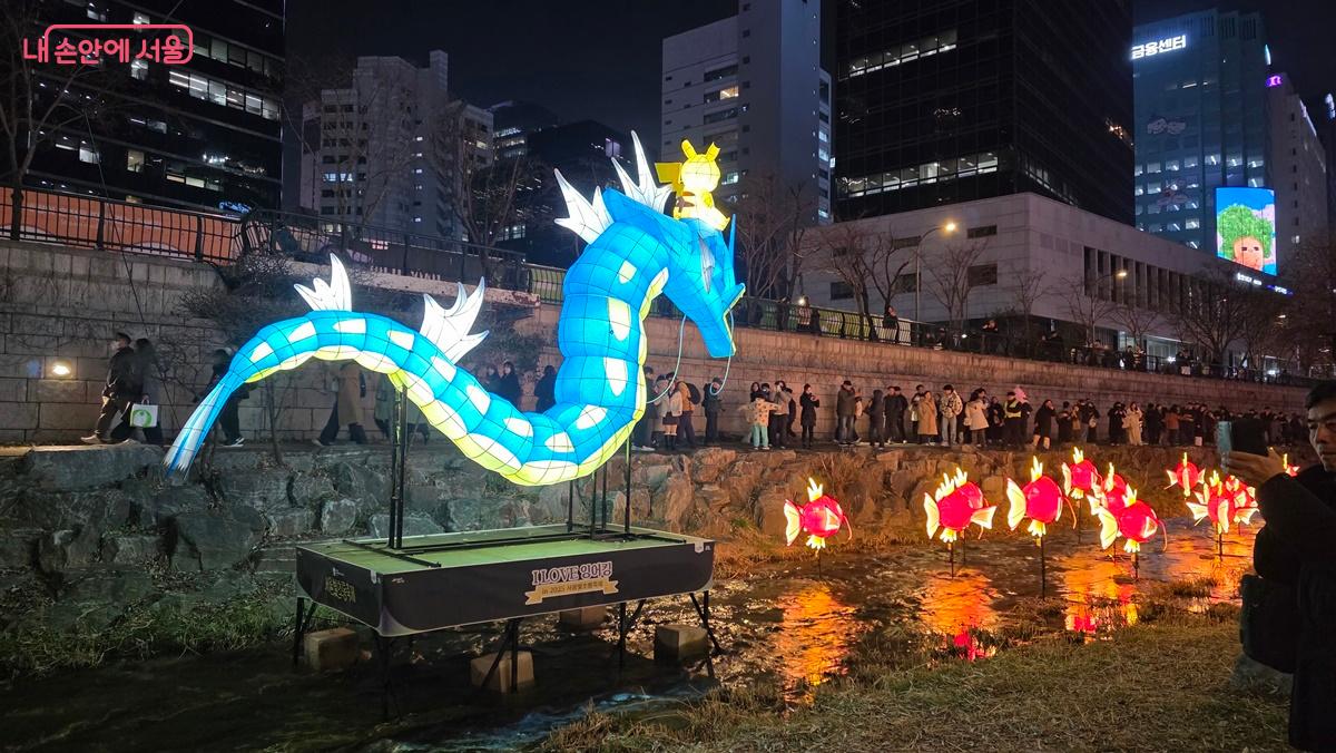 포켓몬 100마리의 잉어킹 행렬과 대형 갸라도스 작품