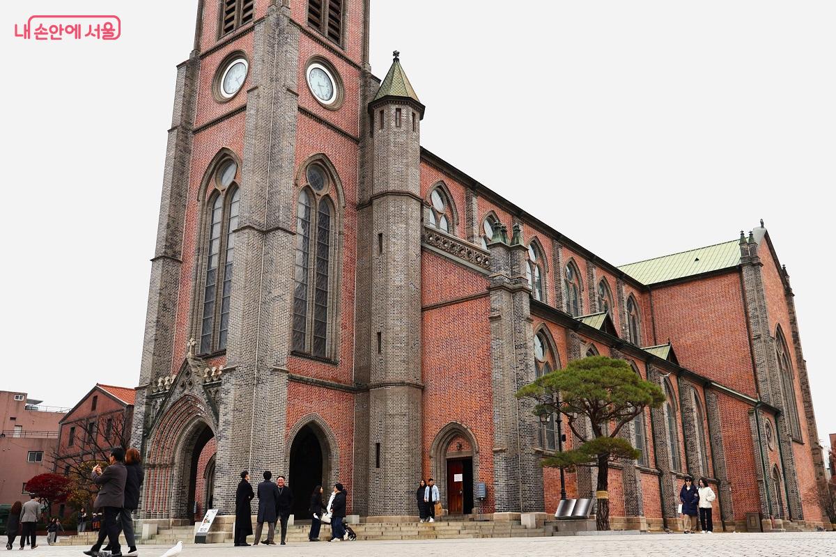 잠시 복잡한 일상에서 벗어나 사색하고 평안을 찾는 방문객들의 발걸음이 이어지고 있다. ©이봉덕