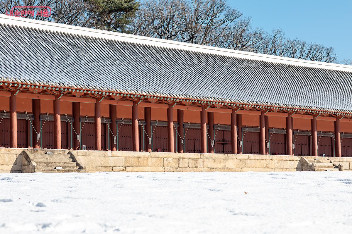 담담한 선과 기와의 정렬은 시간의 흐름을 멈추게 하는 듯하다. &copy;문청야