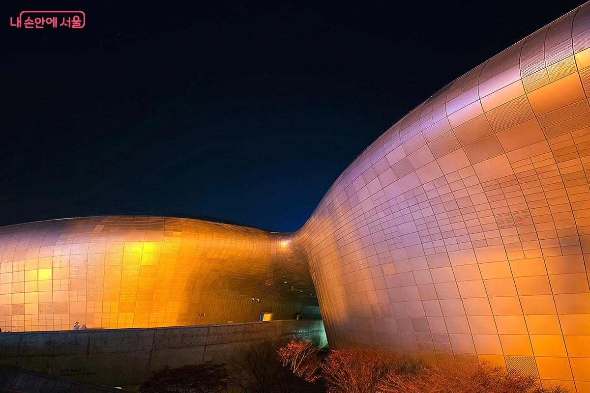 서울의 색 '모닝옐로우' 미디어파사드 &copy;이정민