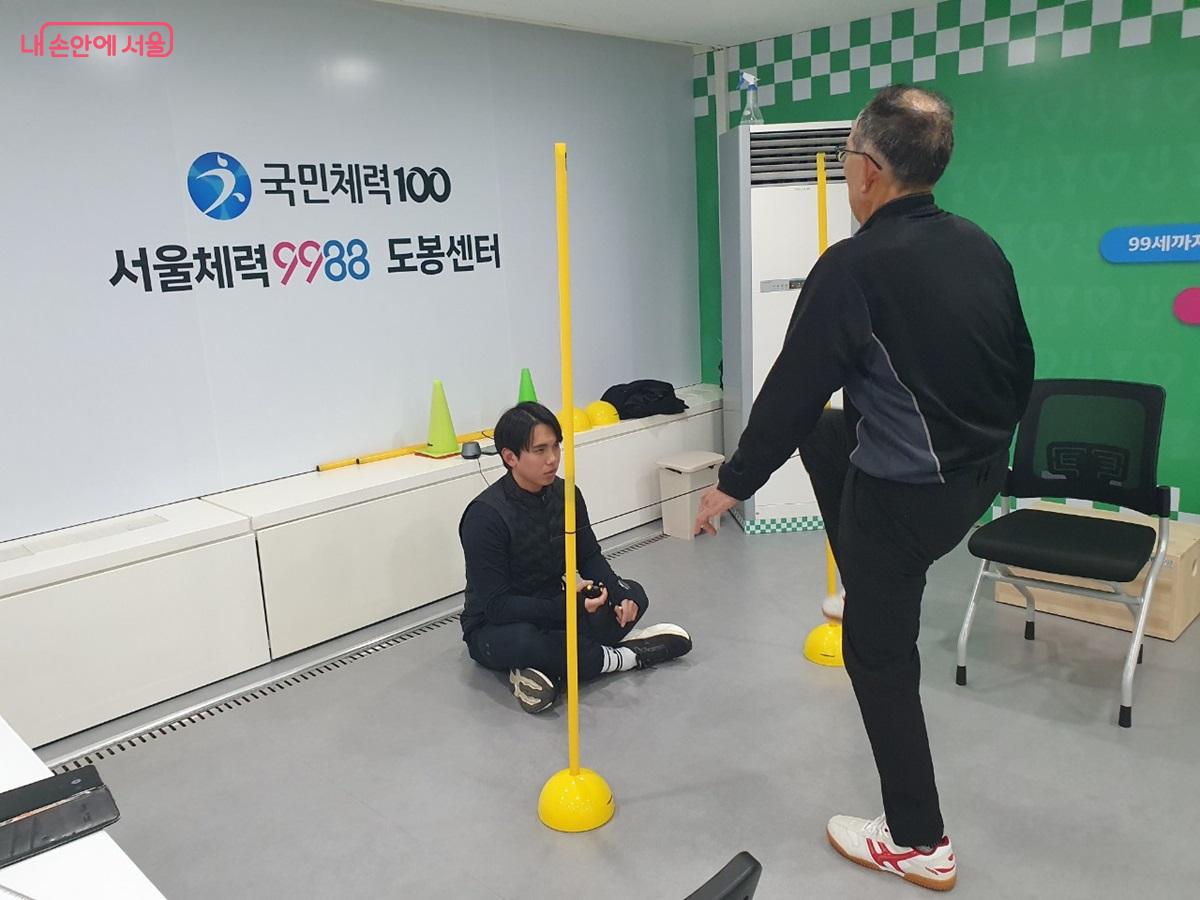 제자리에서 2분간 걷는 것으로 심폐지구력을 측정한다. &copy;엄윤주