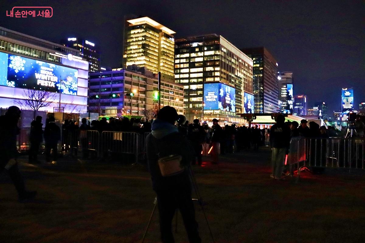 광화문 미디어파사드와 도심 곳곳의 옥외 전광판이 일제히 불을 밝혔다. &copy;정향선