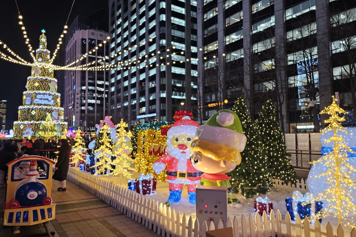 화려한 빛으로 장식돼 크리스마스 분위기를 한껏 느낄 수 있는 청계광장 &copy;염지연