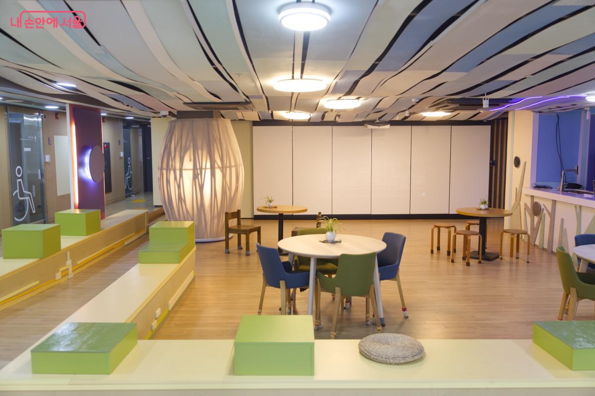 기념관 1층은 카페테리아 겸 휴게 공간인 라운지 형태로 되어 있다. &copy;임중빈