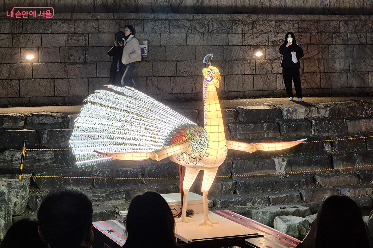 지정된 시간에 맞춰 입에서 불을 뿜는 팔색 불사조 조형물