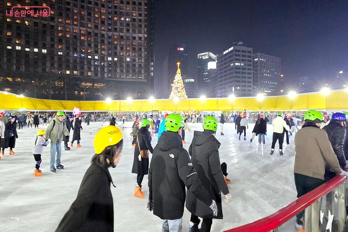 서울광장 스케이트장에서 스케이트를 즐기는 시민들 &copy;김윤경