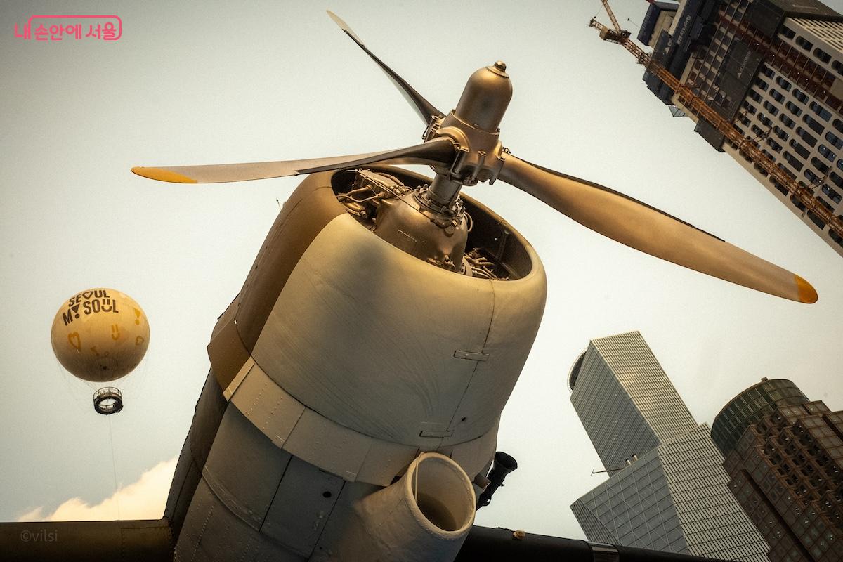 퇴역한 C-47 수송기 인근 상공에 계류 중인 &lsquo;서울달&rsquo;도 볼 수 있다. &copy;이진형