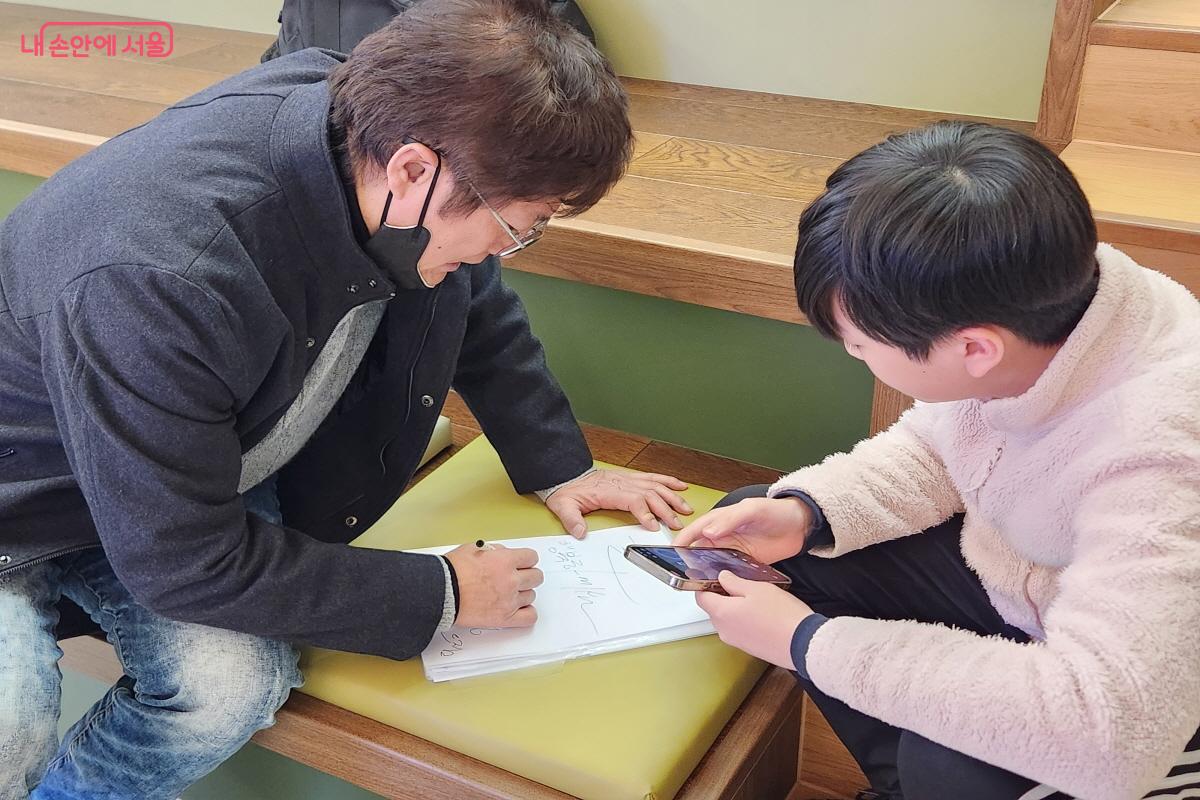 최재성 배우가 강연이 끝난 후에도 시민들에게 일일이 사인을 해주고, 기념 사진도 찍어줬다. &copy;윤혜숙