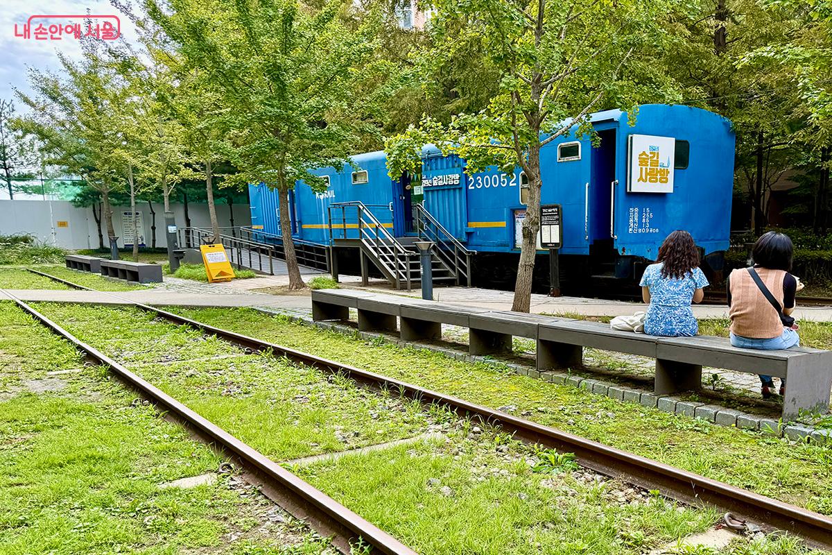 경의선 철도의 흔적을 보존하여 쉼터로 재구성한 ‘숲길사랑방’ ©김미정
