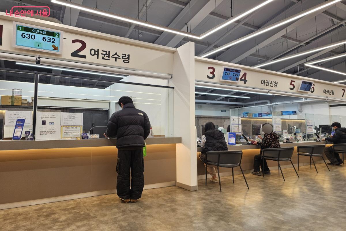 여권 신청과 수령으로 나뉜 부스에서 맞게 대기하면 된다. &copy;염지연