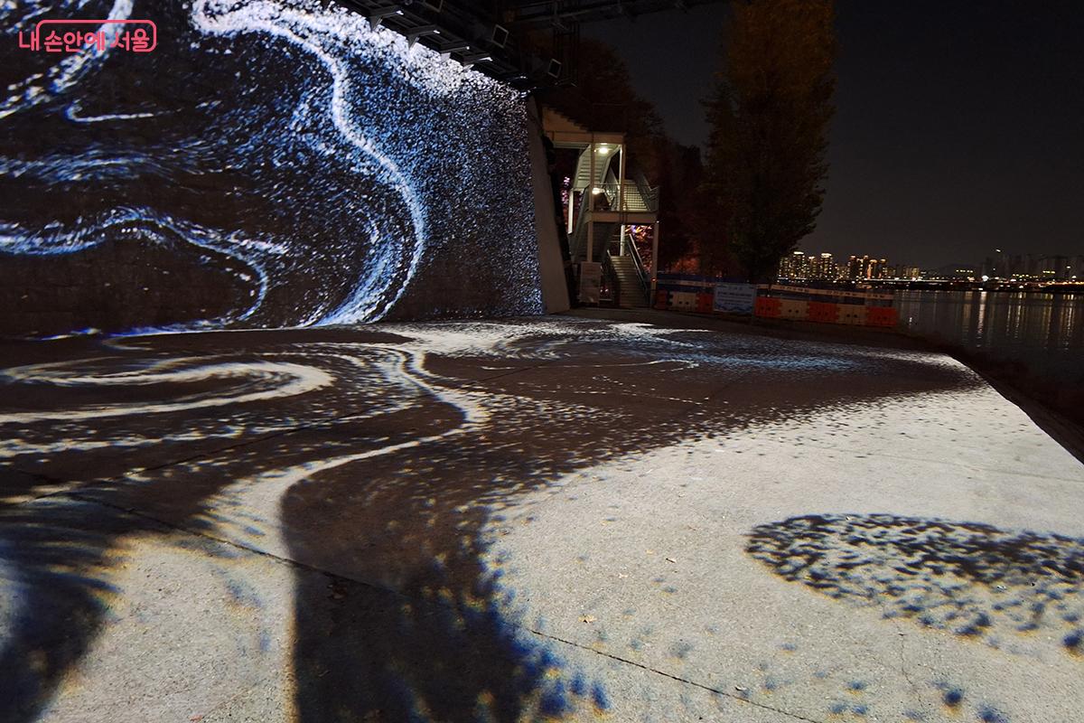 푸른색과 강렬한 흑백의 대비는 고요 속의 태풍 같은 감정의 격동을 전달한다. ©정향선