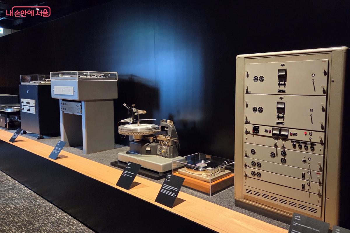 음향 장비와 녹음 스튜디오 장비 등을 확인했다. &copy;김미선