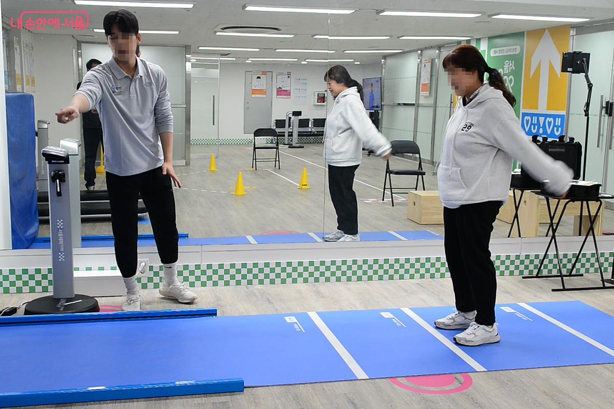 제자리에서 멀리 뛰기 측정 모습 - 성인 &copy;오도연