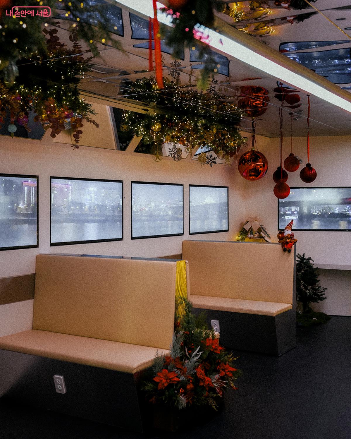 한강버스에 탑승한 것처럼 연출한 공간 &copy;김아름