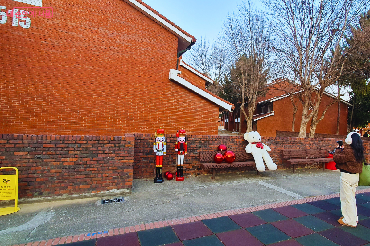 장난감 병정과 대형 곰 인형이 있는 인기 포토존에서의 인증 사진 &copy;양정화