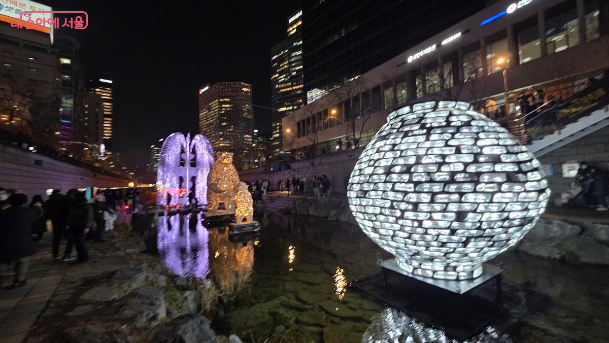 서울빛초롱축제가 열리는 청계천의 달 항아리 조형물