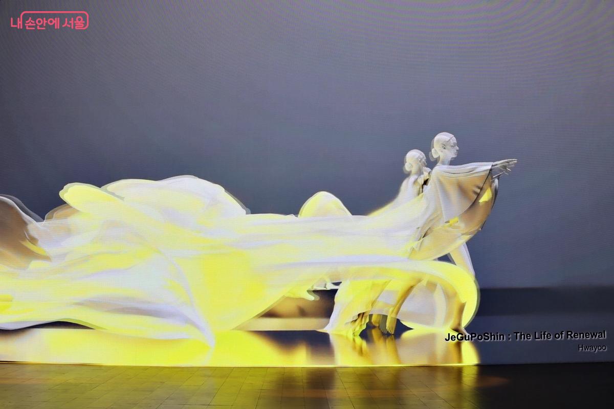다시는 뒤돌아보지 않겠다는 듯 기억을 직면하고, 마음에 엉킨 매듭을 움직임으로 풀어내는 순백의 여인이 섬세한 호흡으로 춤을 표현한다. 황유근 작가의 작품 <제구표신> &copy;정향선