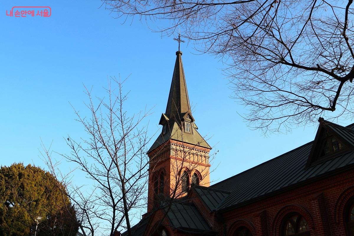 약현성당은 1891년에 설립된 프랑스 출신 고의선 신부가 설계한 한국 최초의 서양식 벽돌조 고딕 성당이다. &copy;이봉덕