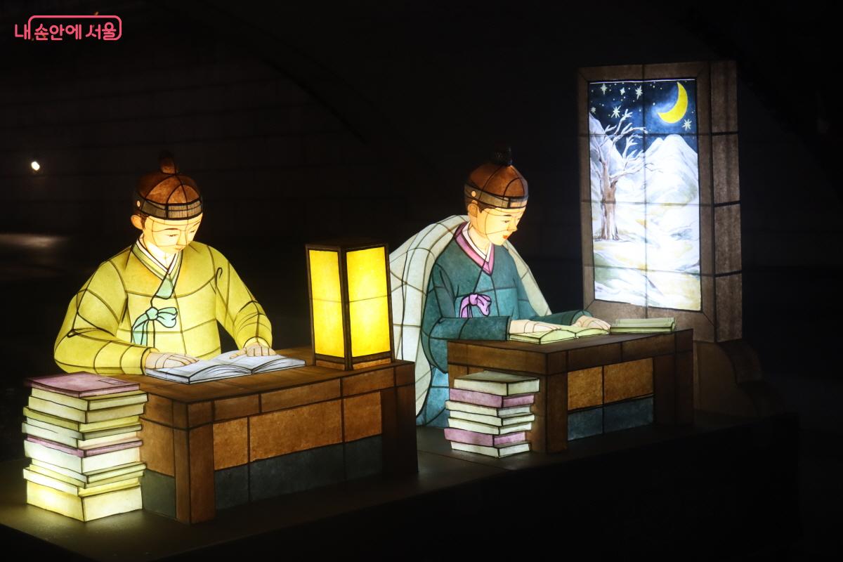 등불 아래 주경야독을 표현한 작품이다. &copy;조송연