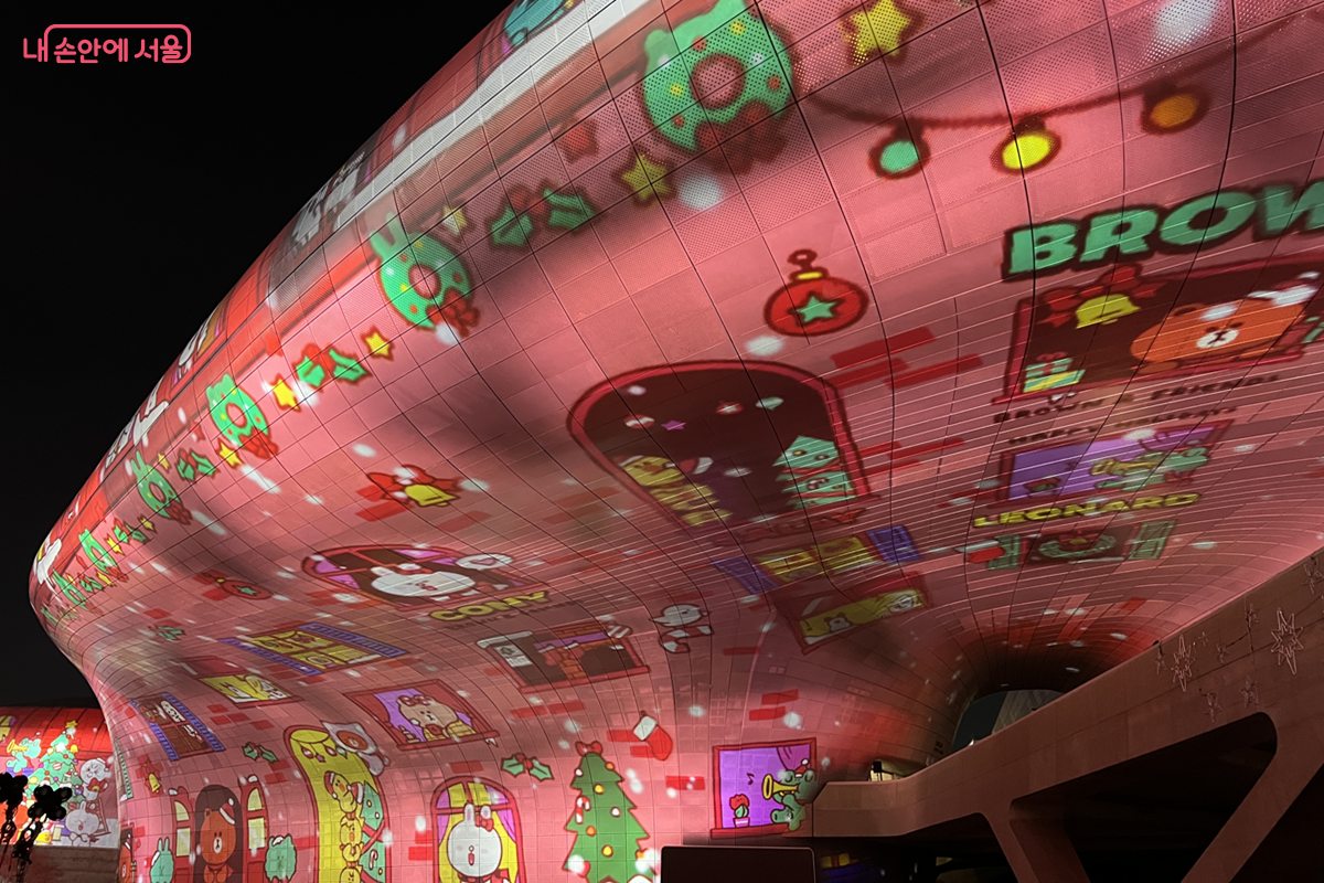 행사 기간 동안 DDP 건물 외벽은 물론 전역이 크리스마스 타운으로 꾸며진다. &copy;김경선