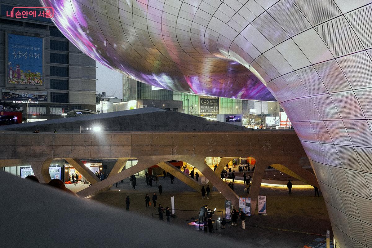 동대문역사문화공원역 1번 출구로 나오면 가장 먼저 마주하게 되는 어울림광장 &copy;김아름