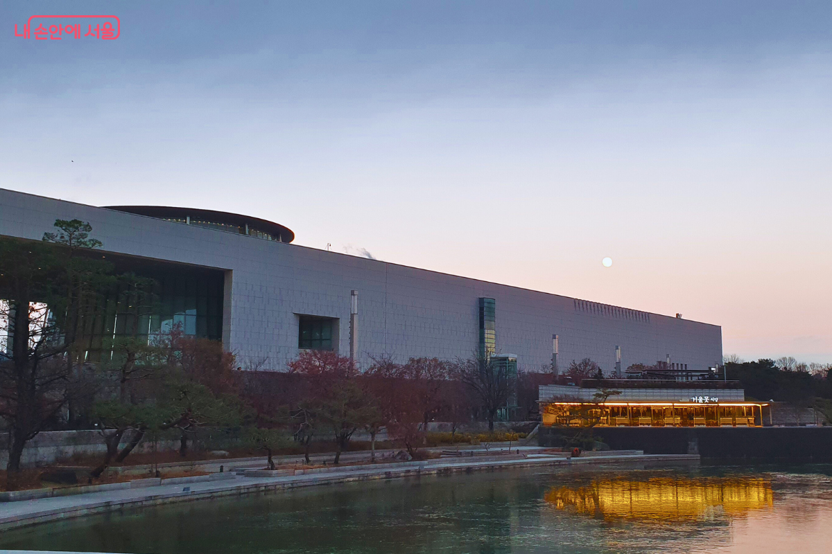 보름달 뜬 국중박의 저녁, 거울못에 비친 황금빛 반영의 절경 ©양정화