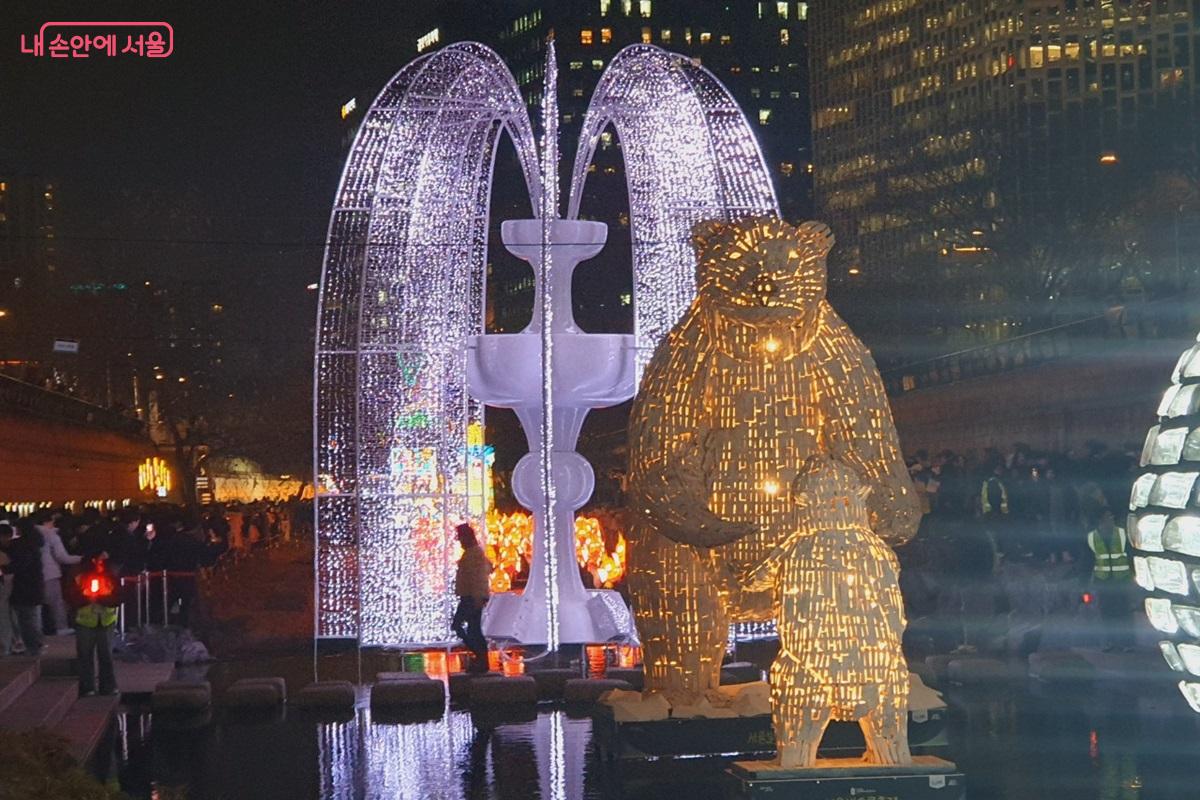 &lsquo;2025 서울빛초롱축제&rsquo;는 2026년 1월 18일까지 청계천과 우이천 일대에서 열린다. &copy;김병규