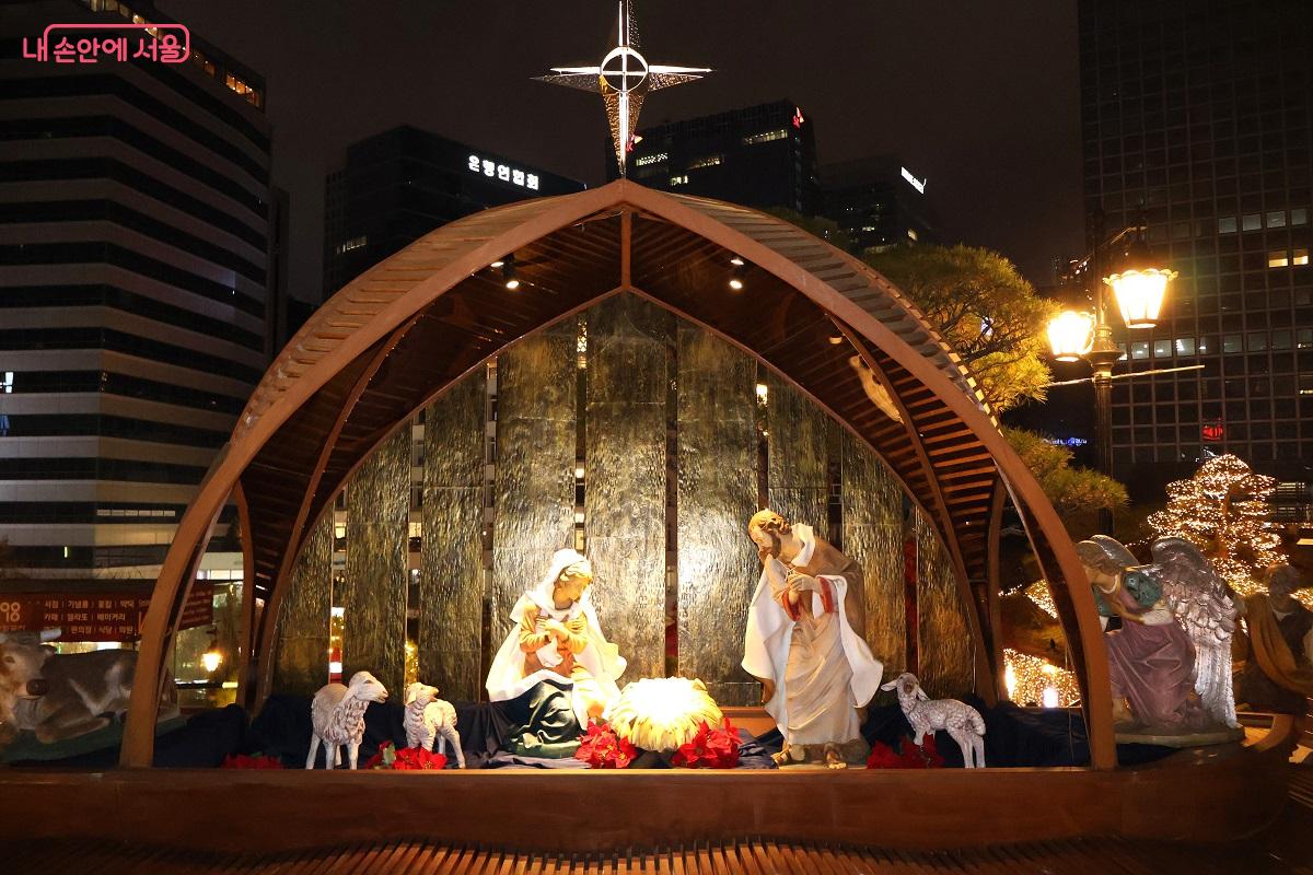 예수 탄생 조형물, 아기 형상 위로 부드러운 조명이 내려앉아, 따스한 탄생의 순간을 보여준다. ©이봉덕