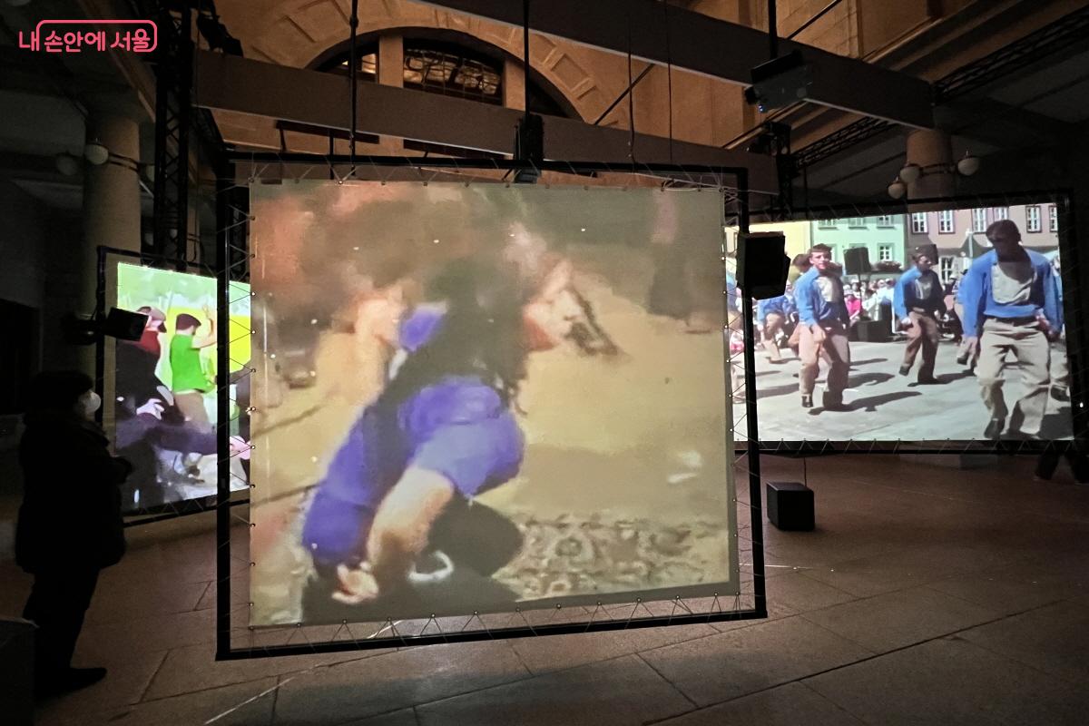 아누크 크라이토프 작가의 &lsquo;전 지구의 언어&rsquo; 설치 작품 &copy;박지영