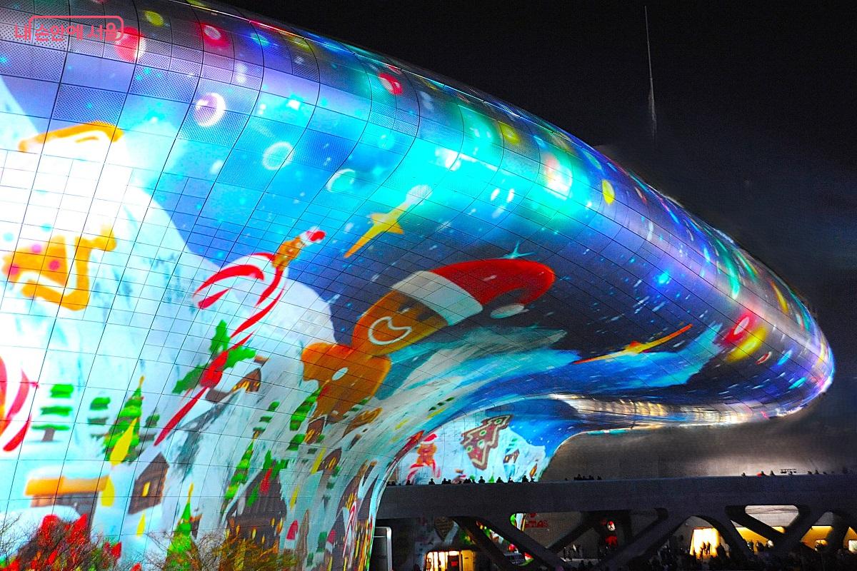 리듬에 맞춰 크리스마스의 상징들이 하나둘 빛을 품고 하늘로 떠오른다. &copy;조수봉